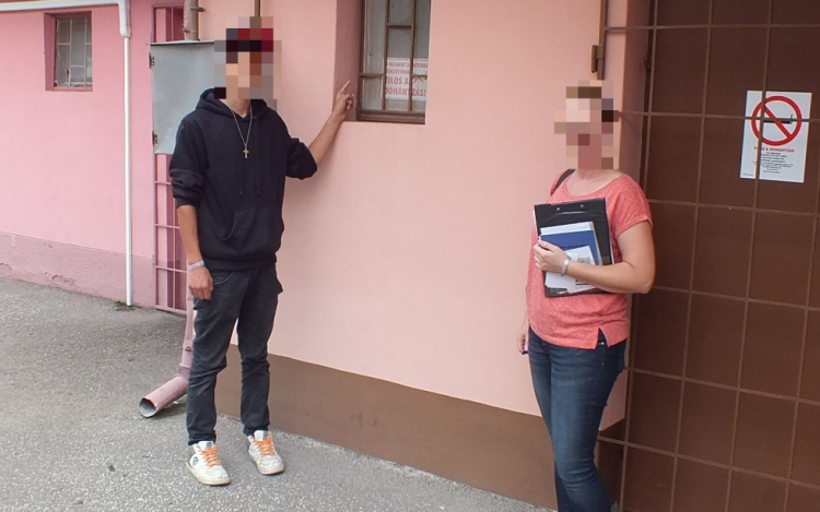 Beletört a betörő bicskája a fodrászüzletbe