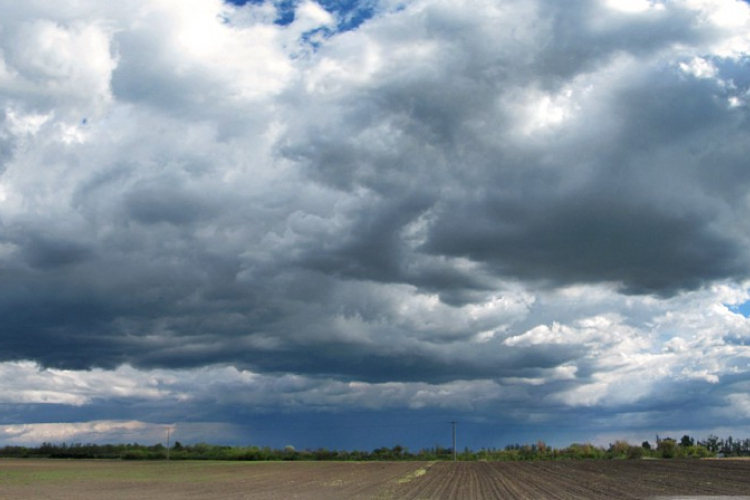 Záporok, zivatarok, sőt jégeső is lehet ma