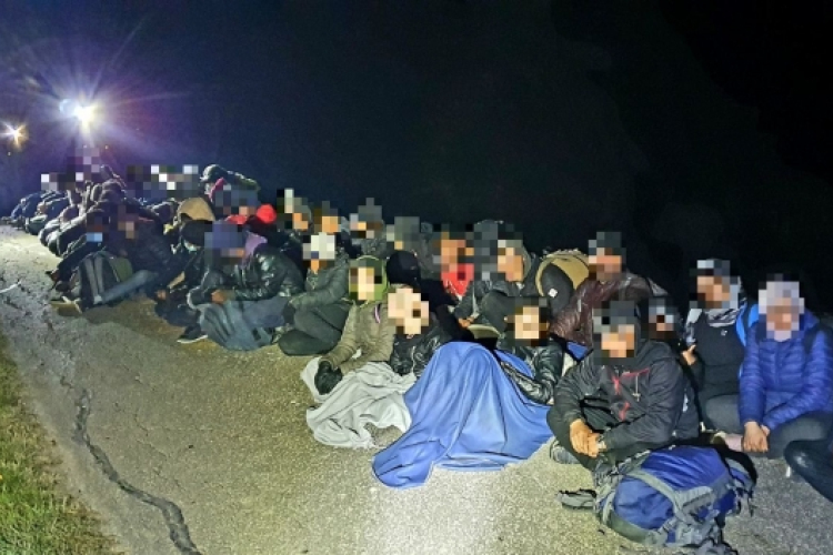 Több mint ötven határsértőt fogtak el egy csoportban Szegednél