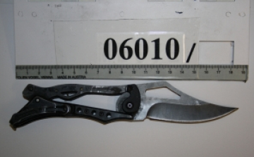 „Ha rendőrt hívsz, elvágom a torkod!”