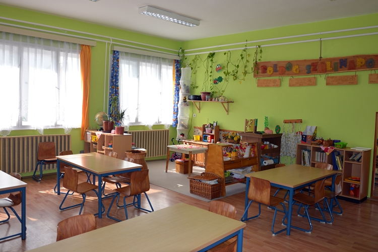 Közmunkások festették ki Makó számos épületét