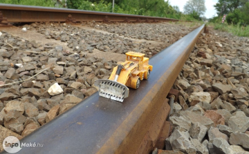 Sokan nem veszik komolyan a vasúti átjárók piros jelzését.