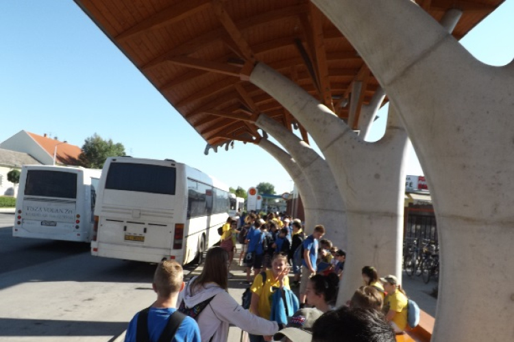 Hatszáz makói diák a Füvészkertben.