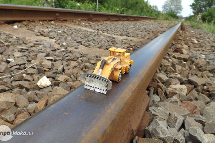 Sokan nem veszik komolyan a vasúti átjárók piros jelzését.