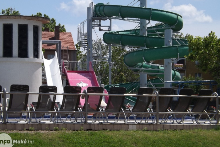 Már állnak a Hagymatikum új csúszdái.