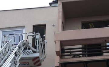 Idős hölgyet mentettek a tűzoltók