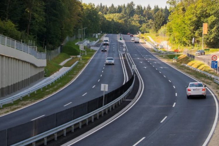 NGM: a kormány elkötelezett a gazdaság fejlődésének biztosítása és a gyorsforgalmi úthálózat fejlesztése mellett