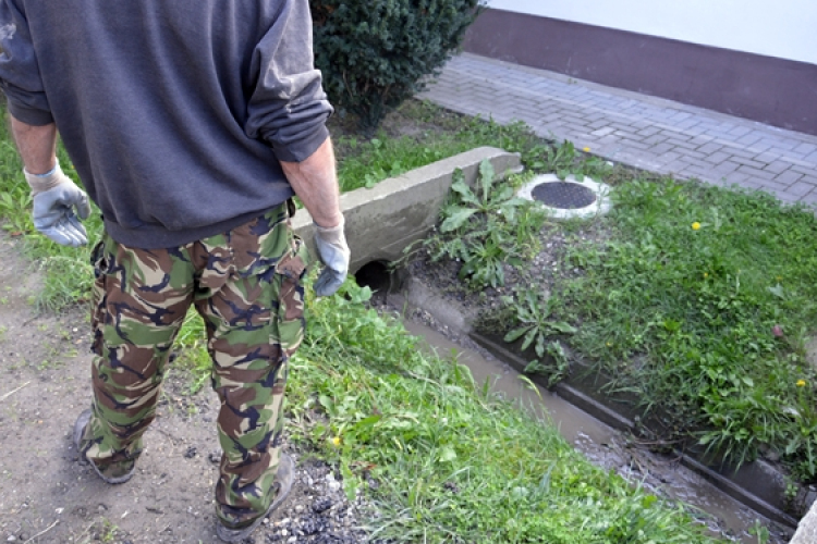 Átmossák városszerte a vízelvezetőket