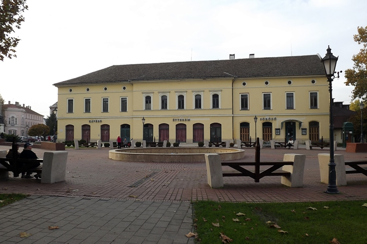 Miért zárt be a Korona?