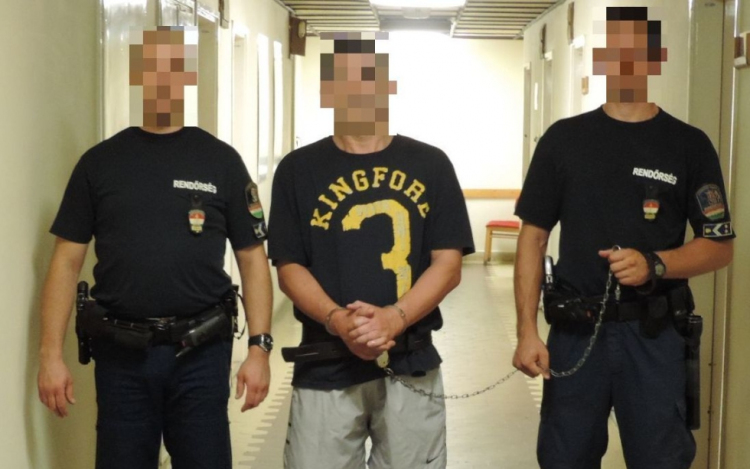 Adjál pénzt! - mondta a férfi és kirabolta exét