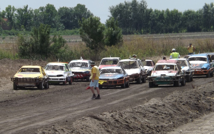 Száguldás az V. Kiszombori Gyorsasági Roncsderbin