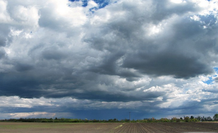 Záporok, zivatarok, sőt jégeső is lehet ma