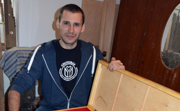 Saját örömére kezdett el zenélni a makói citerakészítő - VIDEÓVAL!