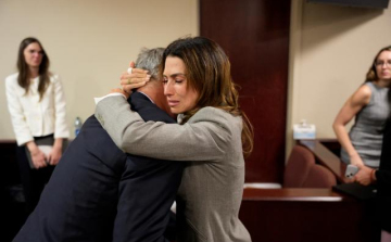 Ejtették a gondatlan emberölés miatt emelt vádat Alec Baldwin ellen