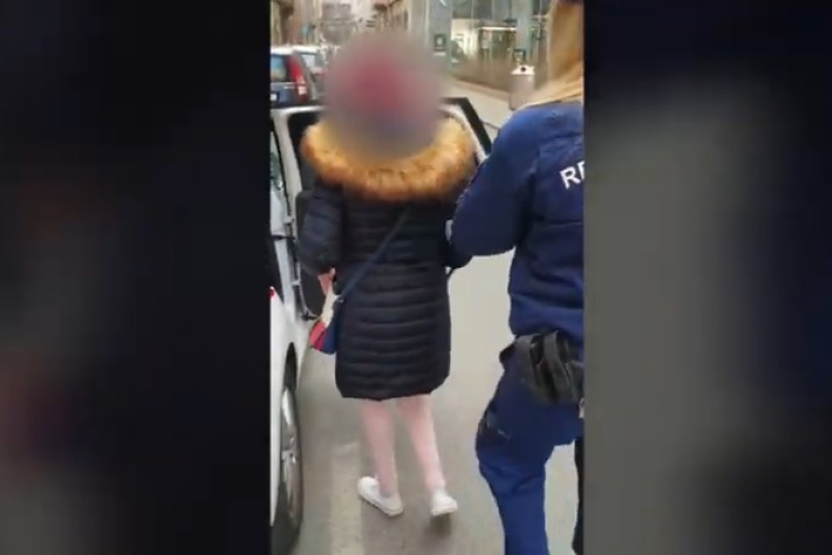 Idős férfitől csalta ki biztosítási pénzét egy nő - VIDEÓ