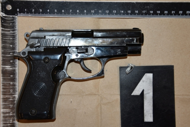 Fegyverrel a kezében kopogott be szomszédjához