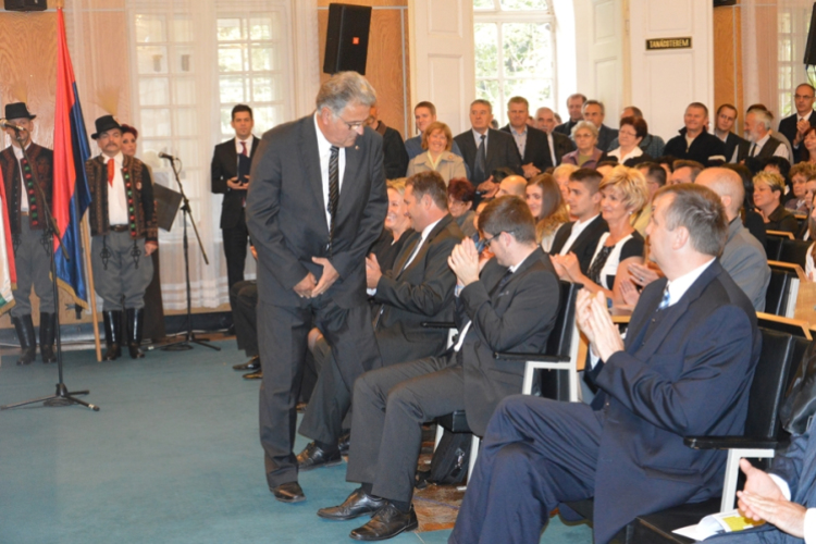 Alakuló ülés és zászlófelvonás Makón