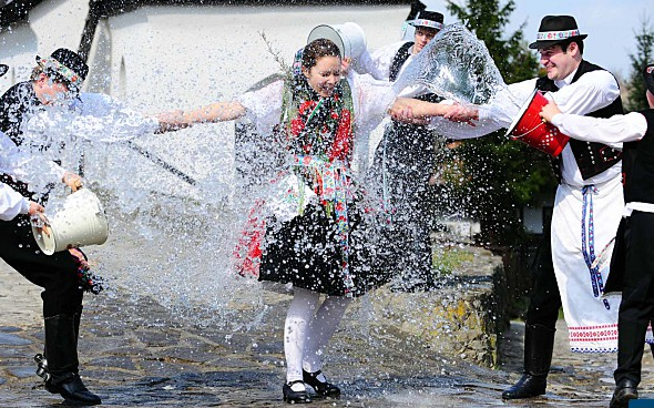Az égből is locsolnak húsvétkor 