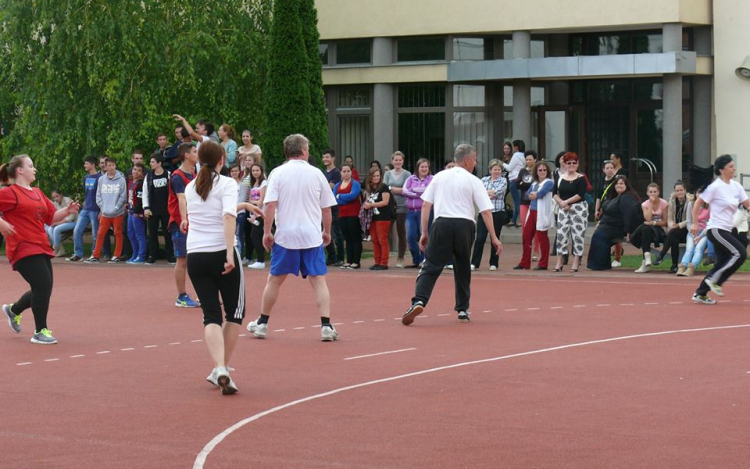 Tanár -diák kézilabda a nagyszünetben