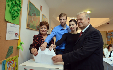 Családjával szavazott Buzás Péter