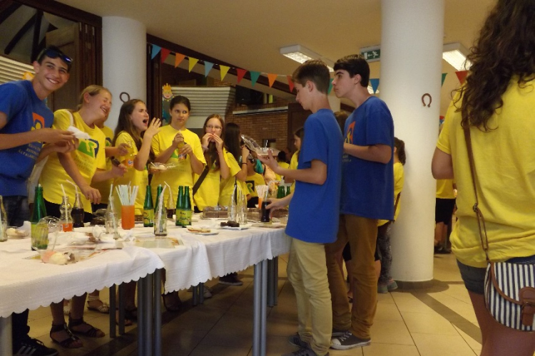 Állófogadás a Kálvin eredményes versenyzőinek.