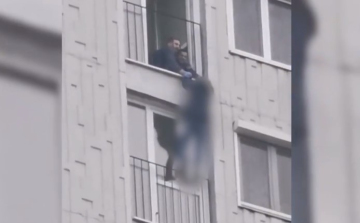 Rendőrök mentették meg a nőt, aki 50 méteres magasságban lógott egy panelház ablakában - Videó