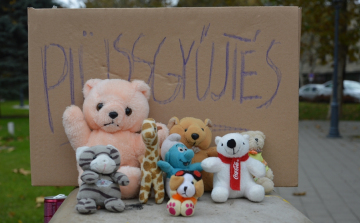 Gyűlnek a plüss állatkák a szökőkútnál