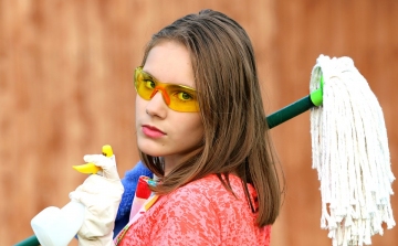 A nők az ablaktisztítást, a férfiak a szemét levitelét utálják - Takarítási szokások!