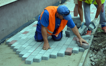 Épülnek és szépülnek a makói járdák