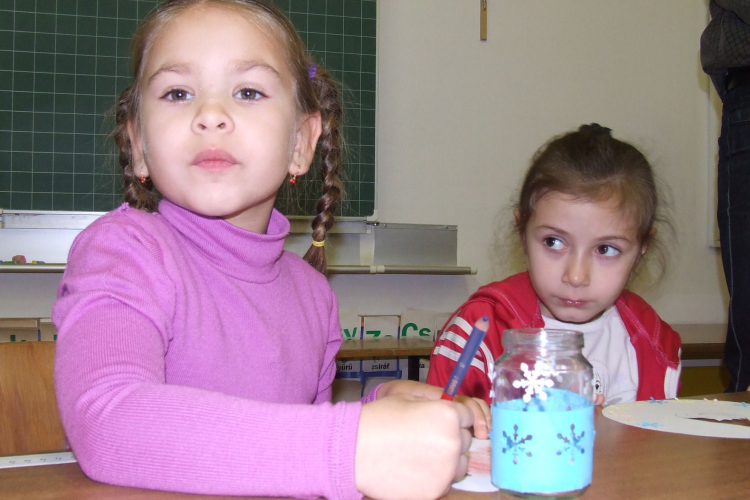 Nagycsoportosok készítettek adventi díszeket a Makói Katolikus Általános Iskolában