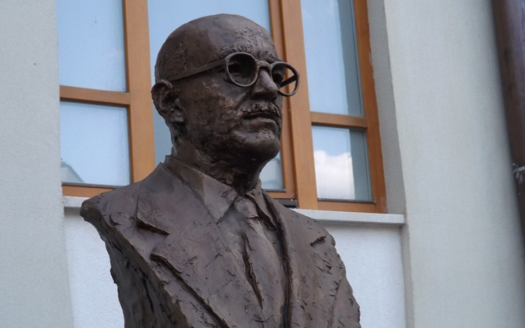 Felavatták a marosi gyógyiszap felfedezőjének szobrát