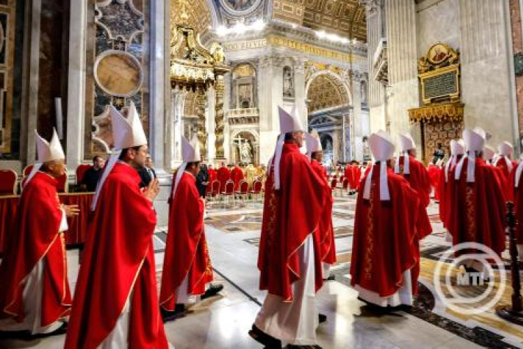 Pápaválasztás - Szentszéki szóvivő: a bíborosok szerint a következő pápának az emberekhez közeli pásztornak kell lennie