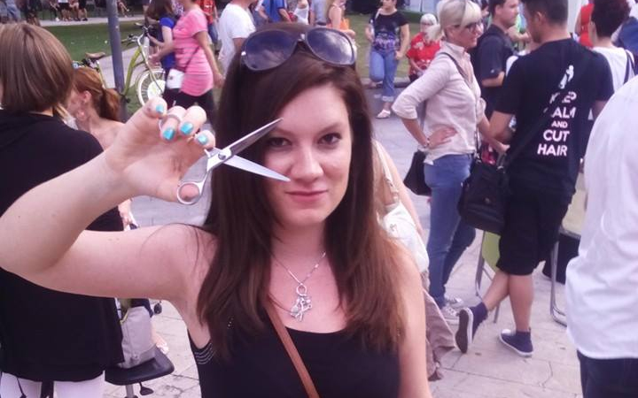 A csend ritmusa irányít- Interjú Varga Enikő hallássérült fodrásszal VIDEÓVAL