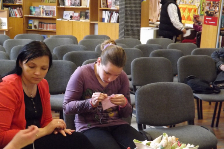 Húsvéti kézműves foglalkozás a könyvtárban.