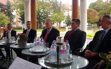 Buzás Péter és csapata leadta az ajánlásokat és programot hirdetett